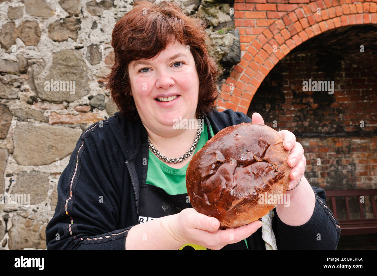 Paula McIntyre, regelmäßige Vorführer auf Radio Ulster Kochshows, hält einen Brotlaib irischen Barmbrack- Stockfoto