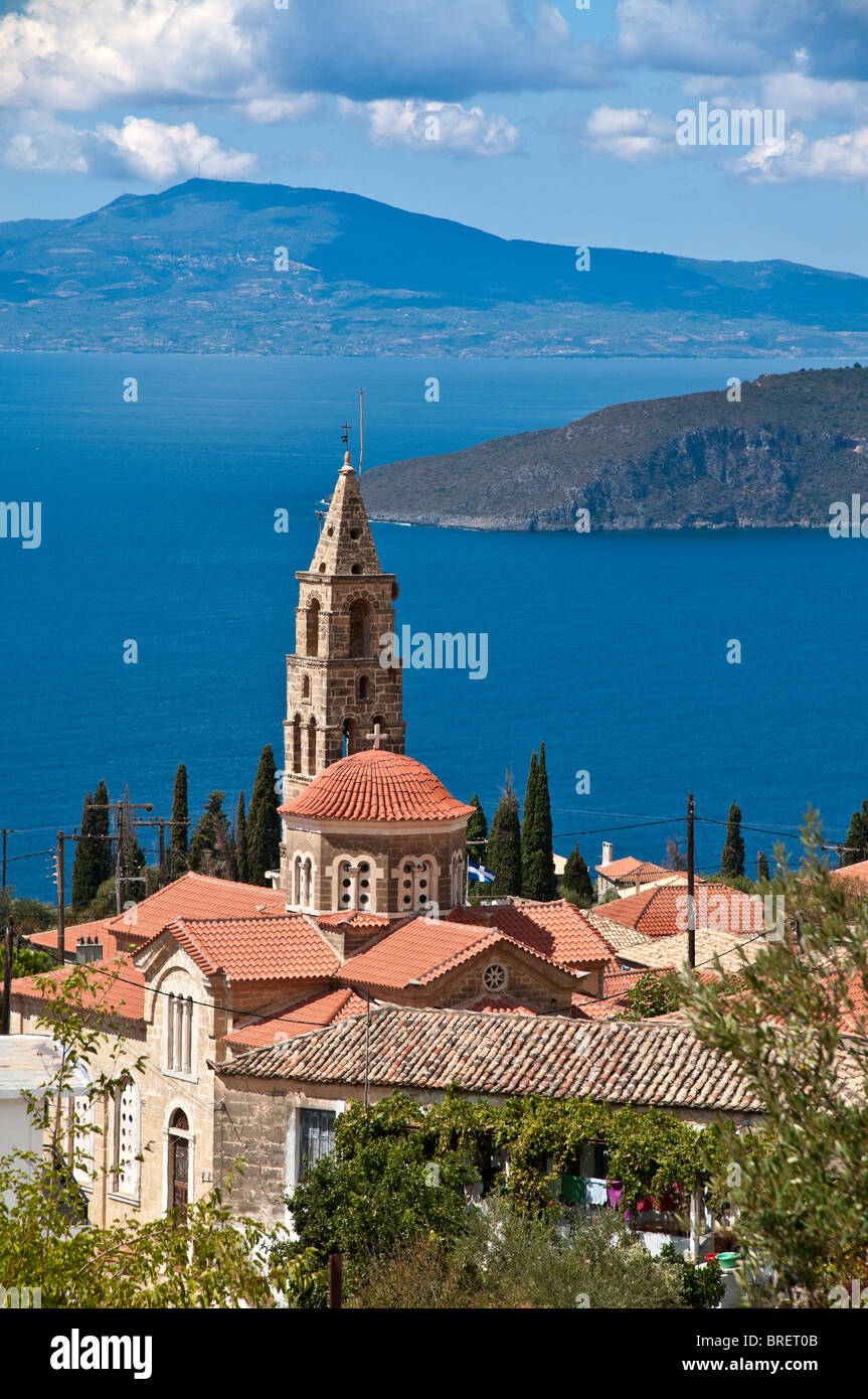 Blick über das Dorf Proastio mit Golf von Messenien im Hintergrund, äußere Mani, Peloponnes, Griechenland. Stockfoto