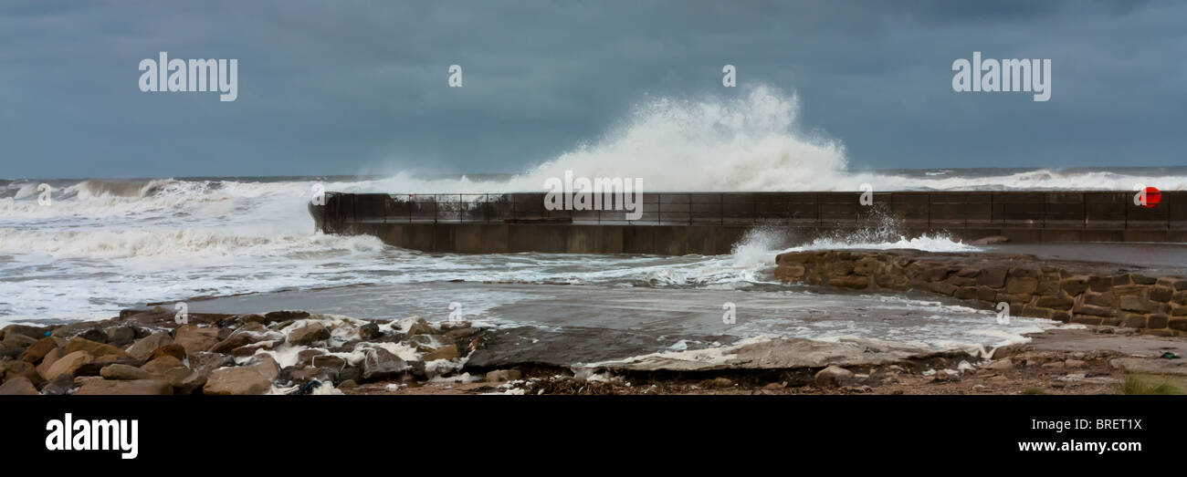 Launisch stürmische Seelandschaft des englischen Nordsee vor der Nordostküste bei Seaton Schleuse. Hohen Film beschleunigen einige sichtbare Maserung. Stockfoto