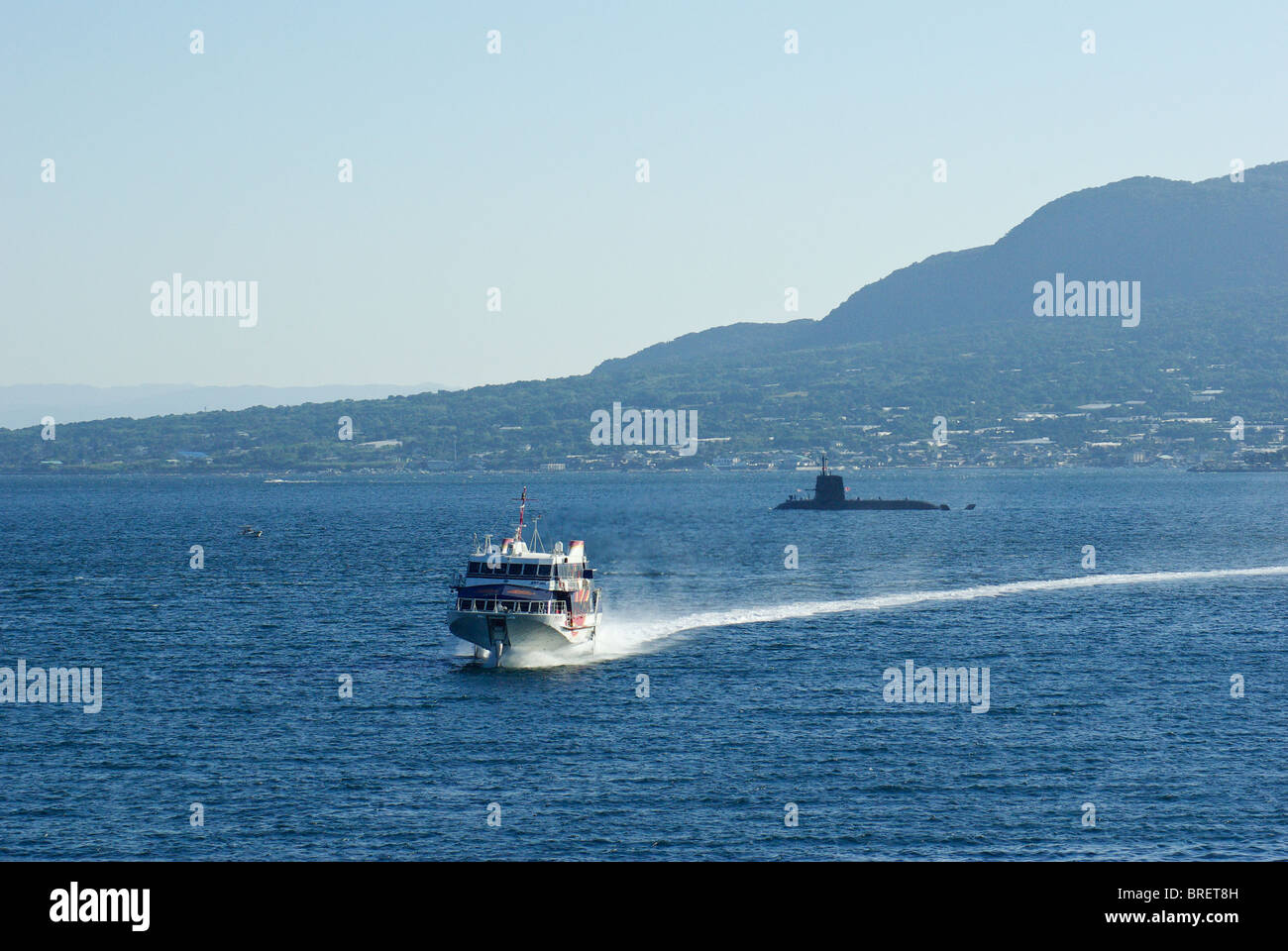 Yakushima Jetfoil Fähre zurück nach Kagoshima mit japanischen u-Boot und Sakurajima im Hintergrund, Kyushu, Japan Stockfoto