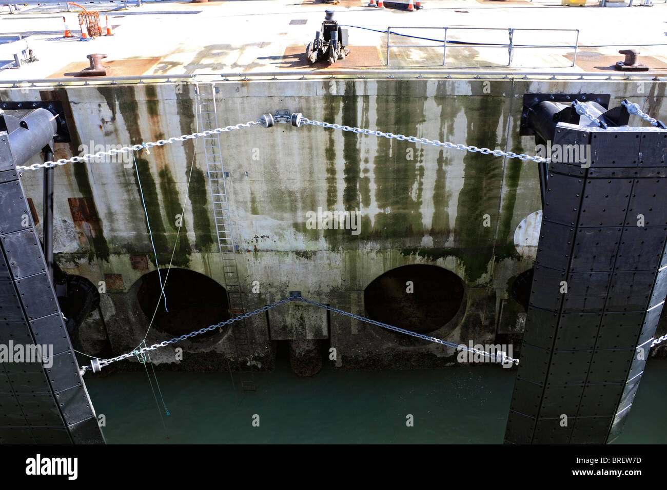 Blick auf die Küste von Dover Fähre Hafen und den Ärmelkanal von Sea France Passagier-Fähre, Sommer 2010. Stockfoto