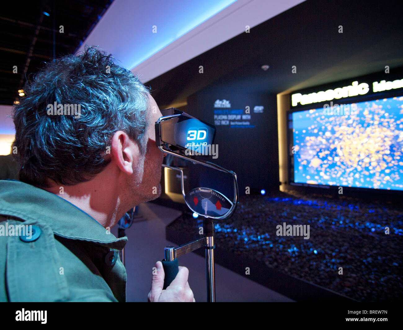 Mann, der versucht, einen 3D full-HD-Fernseher auf der Photokina 2010 in Köln, Deutschland Stockfoto