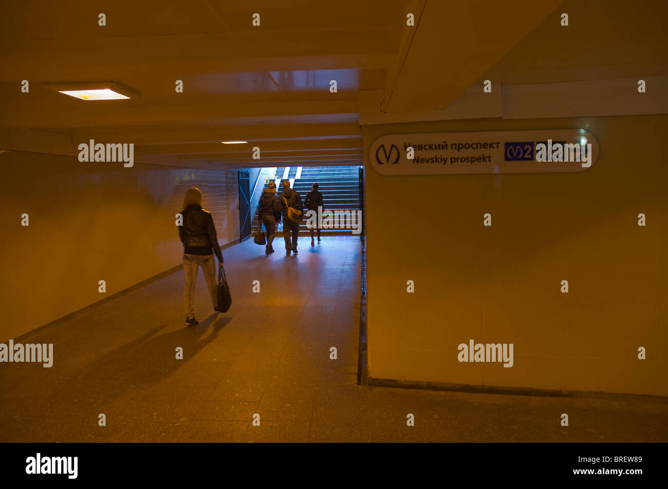 U-Bahn-Tunnel unter Nevsky Proskpekt Street St Petersburg Russland Europa Stockfoto