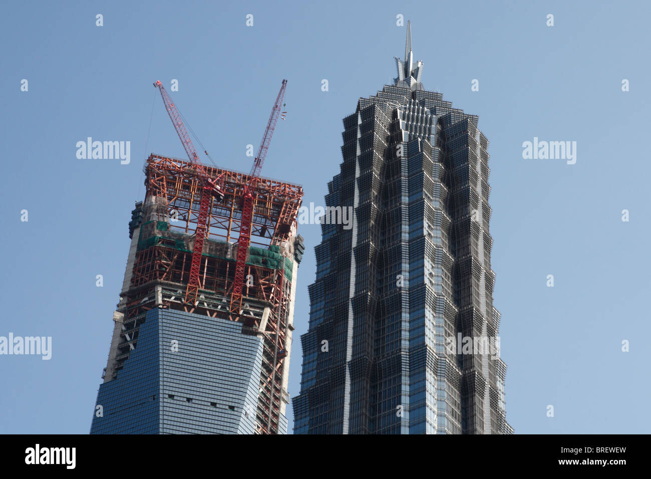 Das Shanghai World Financial Center (l) nähert sich Fertigstellung neben der Jin Mao Tower (r) in der Pudong Bezirk von Shanghai, China Stockfoto