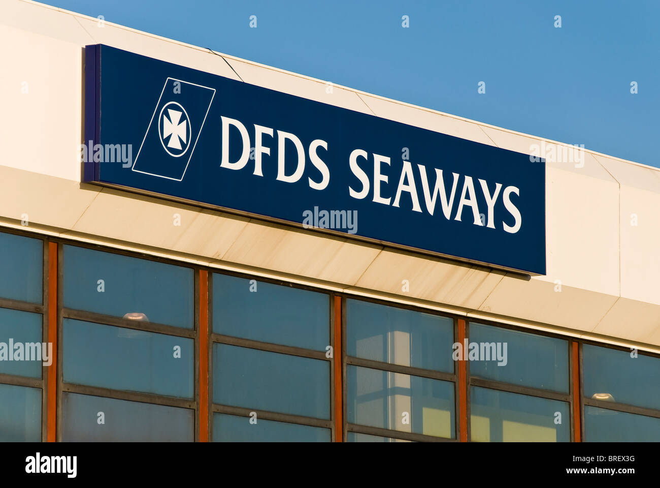 Schild über dem DFDS Seaways Cross-Channel Fährterminal im Hafen von Dünkirchen, Frankreich Stockfoto