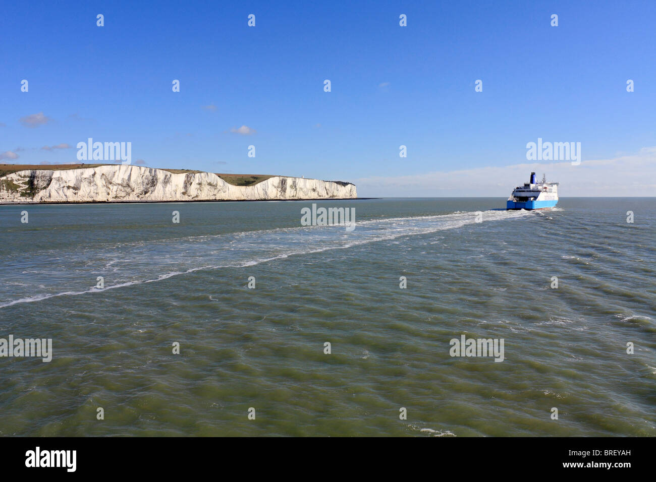 Blick auf die Küste von Dover und Calais, Fährhäfen und den Ärmelkanal von Sea France Passagier Fähre, Sommer 2010. Stockfoto