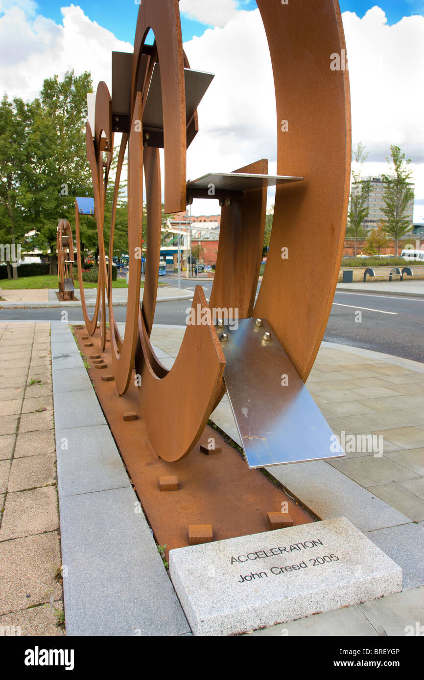 Public Art Sculpture by John Creed genannt Beschleunigung außerhalb Gateshead Rathaus gelegen. Stockfoto