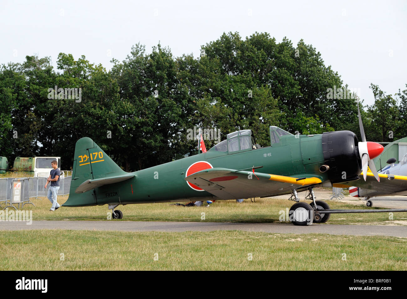 Eine Replik von Zero A6M5 North American T-6 Texan, Aerodrome de Cerny-La Ferte-Alais, Amicale Jean-Baptiste Salis in der Nähe von Paris, Paris, Frankreich Stockfoto