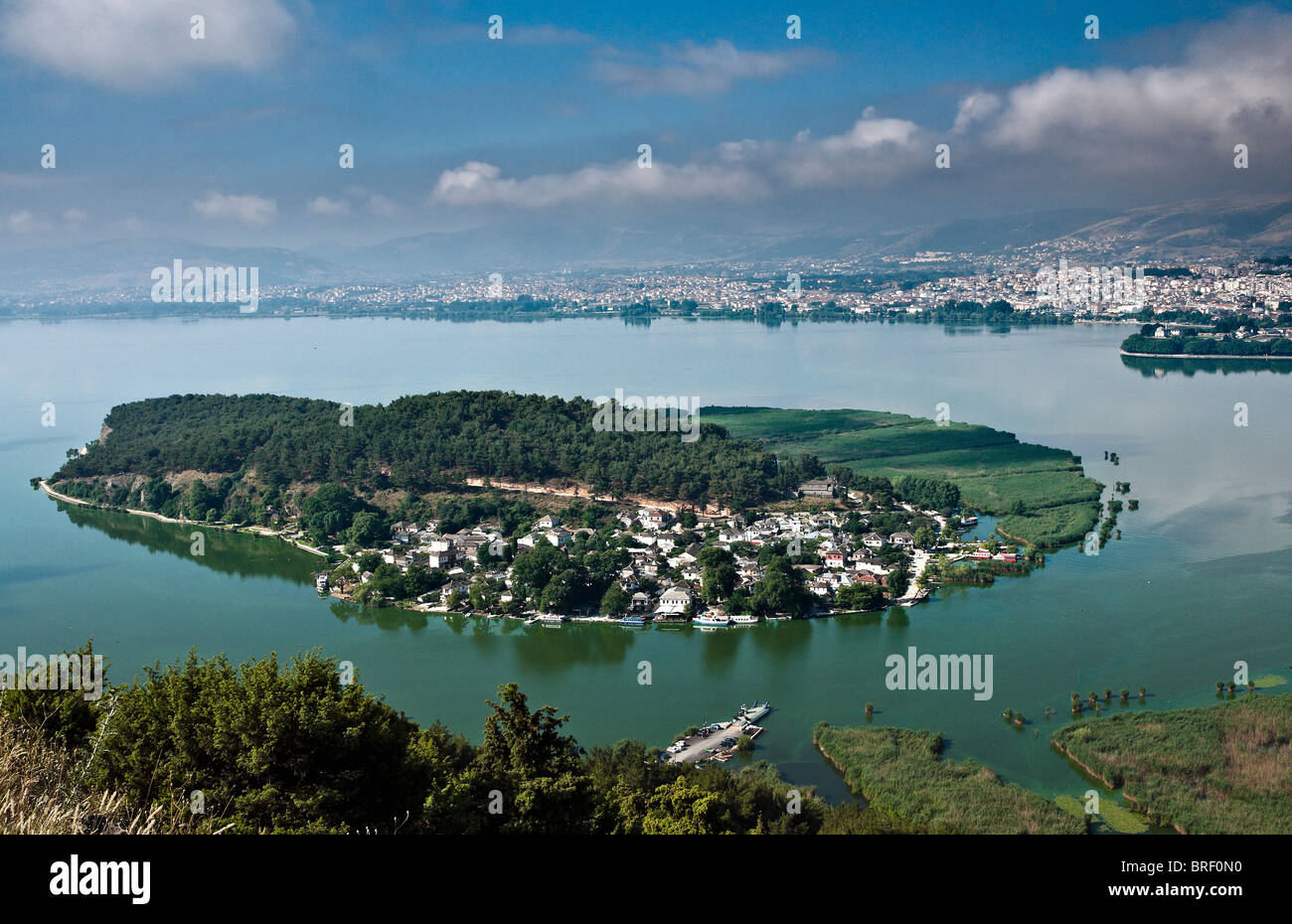 Blick über die Insel Nissi, am See Pamvotidha mit der Stadt Ioannina im Hintergrund, Epirus, Nordgriechenland. Stockfoto