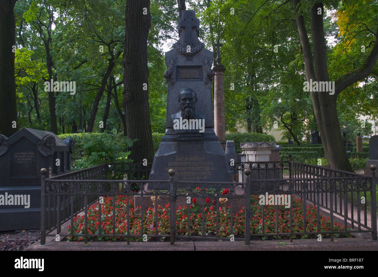 Grab von Fyodor Dostoevsky bei Tikhinskoye Kladbistse dem Tichwin-Friedhof St.Petersburg Russland Europa Stockfoto