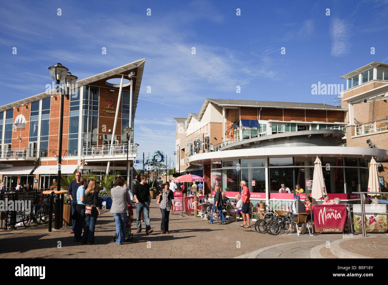 Mermaid Quay Cafés und Geschäfte mit Menschen am Wasser beschäftigt. Cardiff Bay (BAE Caerdydd), Glamorgan, South Wales, Großbritannien Stockfoto