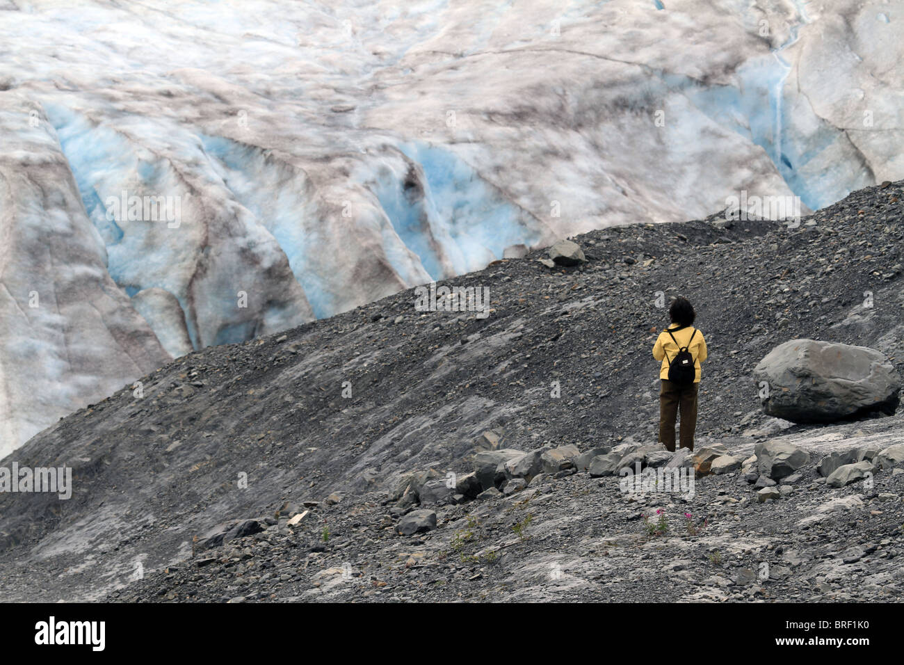Frau zu Fuß und auf den Weg in Richtung Exit-Gletscher in Seward, Alaska. Teil des Harding Icefield im Kenai Fjords National Stockfoto