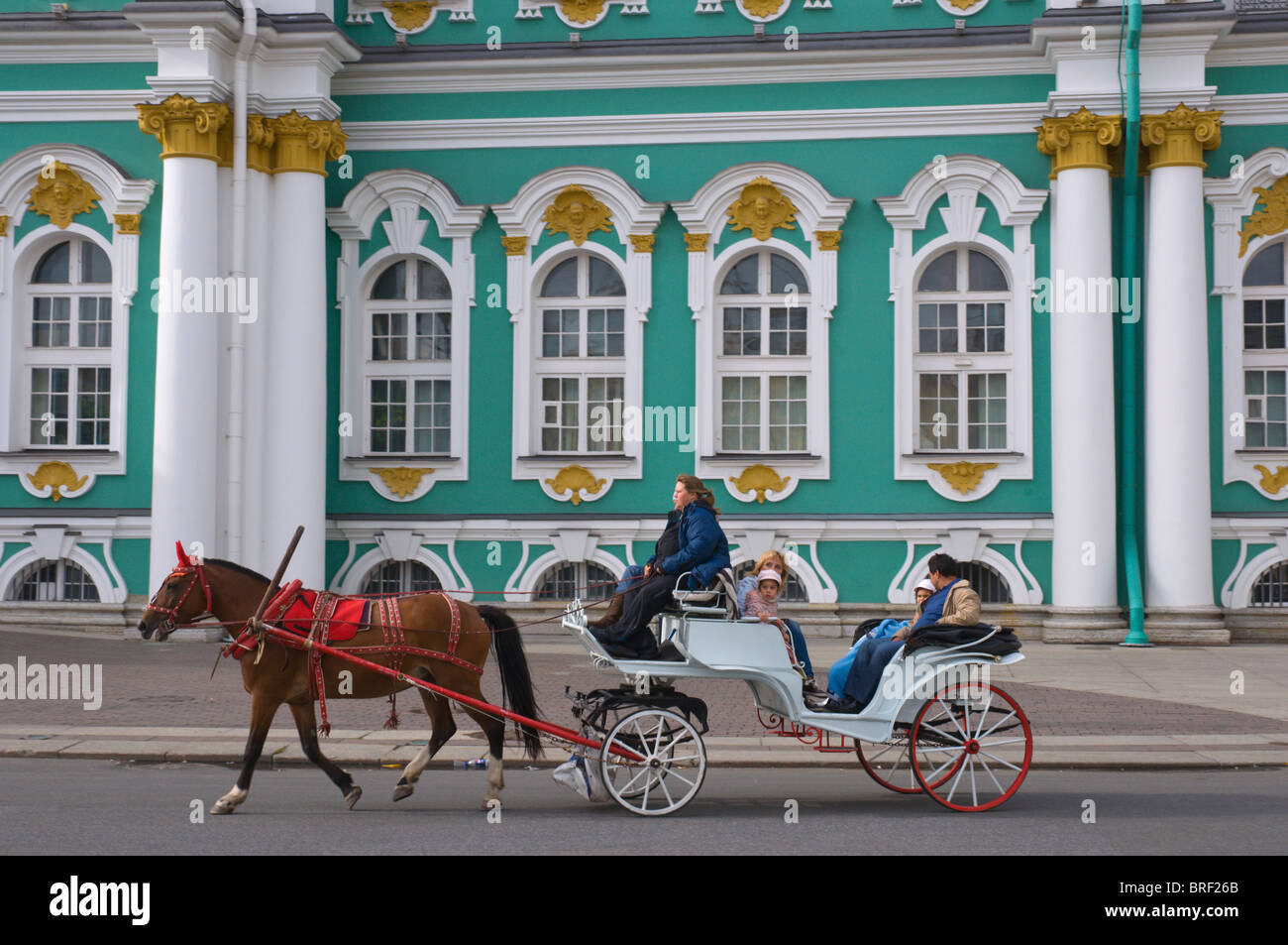 Pferdekutsche Zimny Dvorets den Winterpalast am Schlossplatz St.Petersburg Russland Mitteleuropa Stockfoto