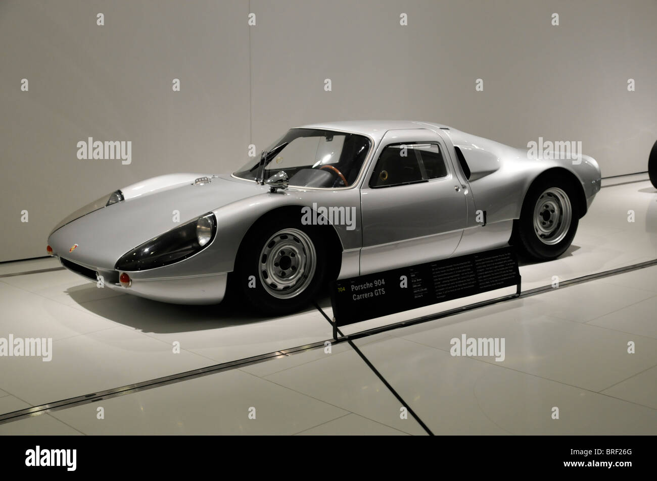 Porsche 904 Carrera GTS, neue Porsche Museum, Stuttgart, Baden-Württemberg, Deutschland, Europa Stockfoto