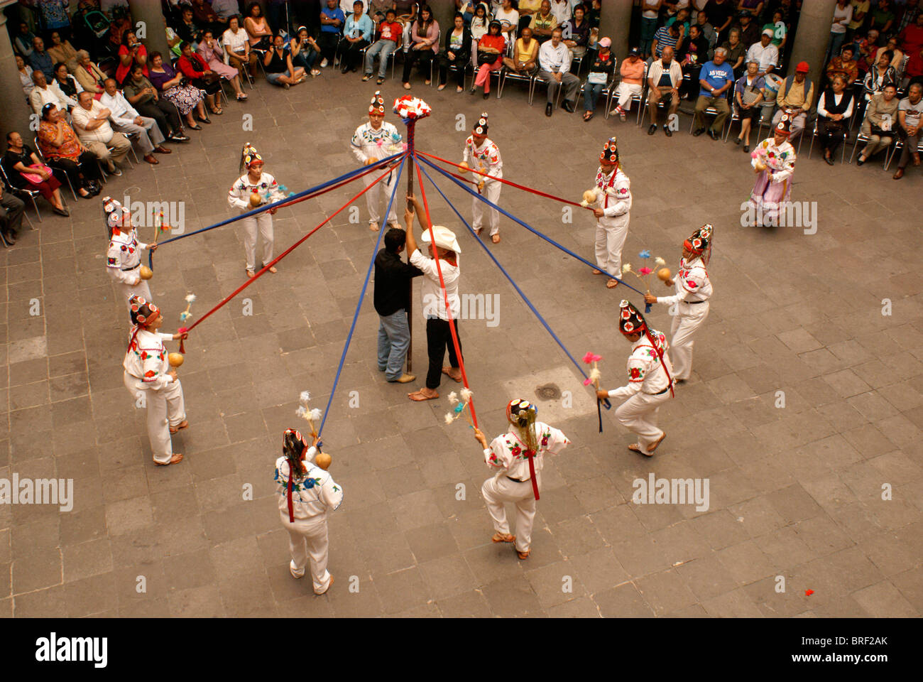 Traditionelle indigene Volkstänzer Durchführung in der Casa De La Cultura, Stadt Puebla, Mexiko Stockfoto