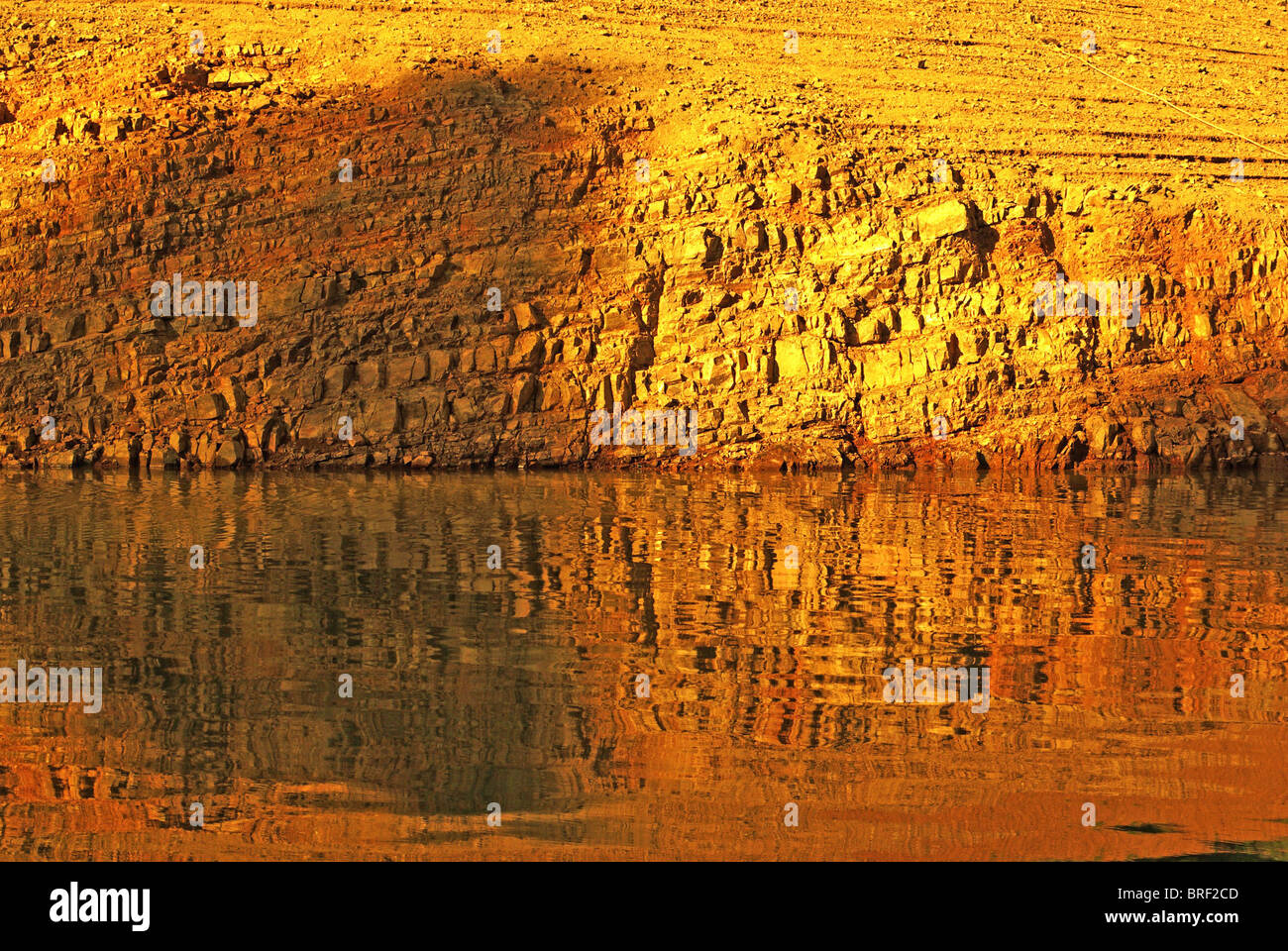 Reflexion der Felsen-Küste auf dem Wasser am Lake Shasta Stockfoto