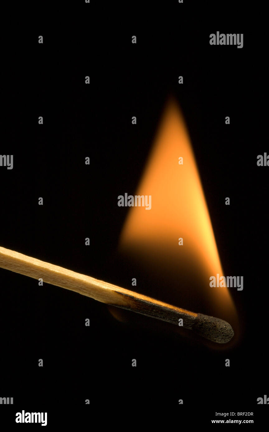 Nahaufnahme des brennenden Streichholz Sicherheit, isoliert auf schwarz Stockfoto
