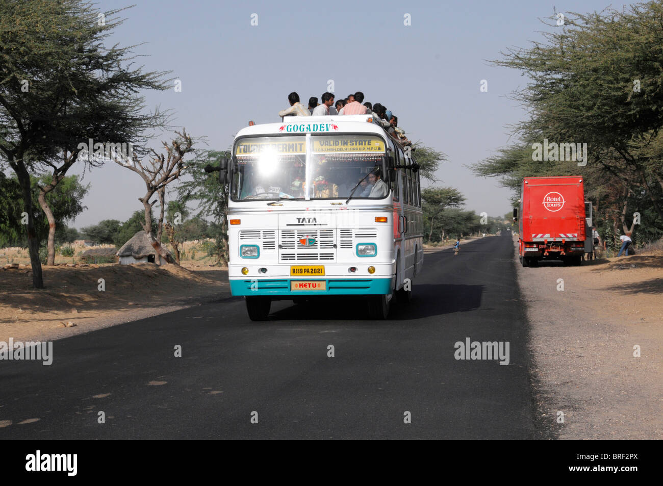 Reisebus auf dem Weg von Jodhpur, Jaisalmer, Rajasthan, Nordindien, Asien Stockfoto