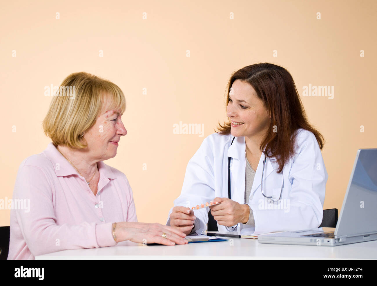 Arzt im Gespräch mit einem Patienten über die Einnahme von Pillen Stockfoto