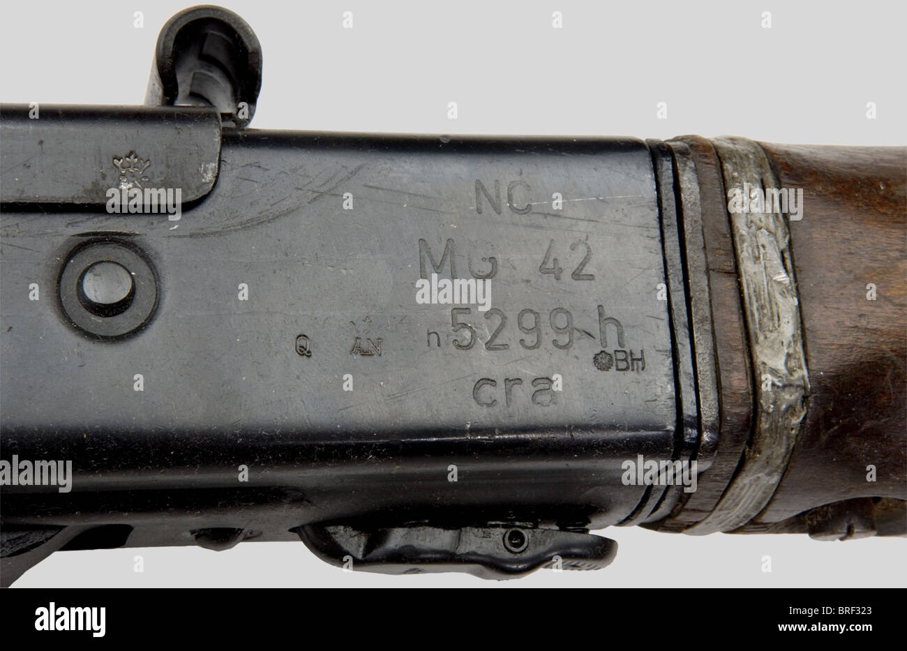 Armes à Feu, Mitrailleuse MG 42, Kaliber 8 x 57, Nr. 5299h, couloir d'alimentation postérieur pour MG 1 non au même numéro, marquage 'CRA' pour 'Maget Maschinen and Gerätebau G.M.B.H. et 'nc M.G 42', poignée bakélite. huitième catégorie. Neutralisierung française nouvelle norme., , Stockfoto