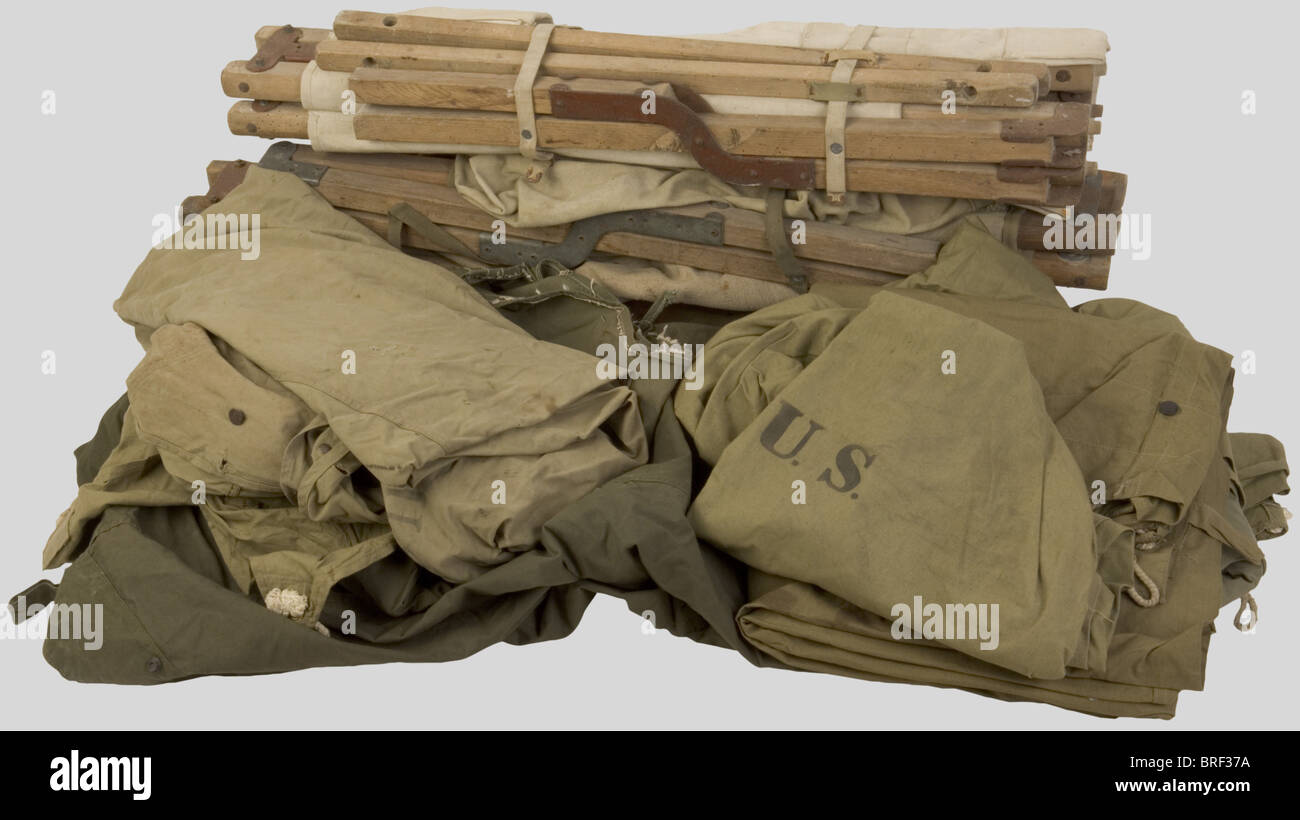 Etats Unis Deuxième Guerre Mondiale, Ensemble de divers équipements de l'US Army, comprenant: Deux tentes US en toile verte bien marquées'US Army", trois parties de tentes en toile verte foncée, trois lits 'Picot' en toile et des bois., Stockfoto