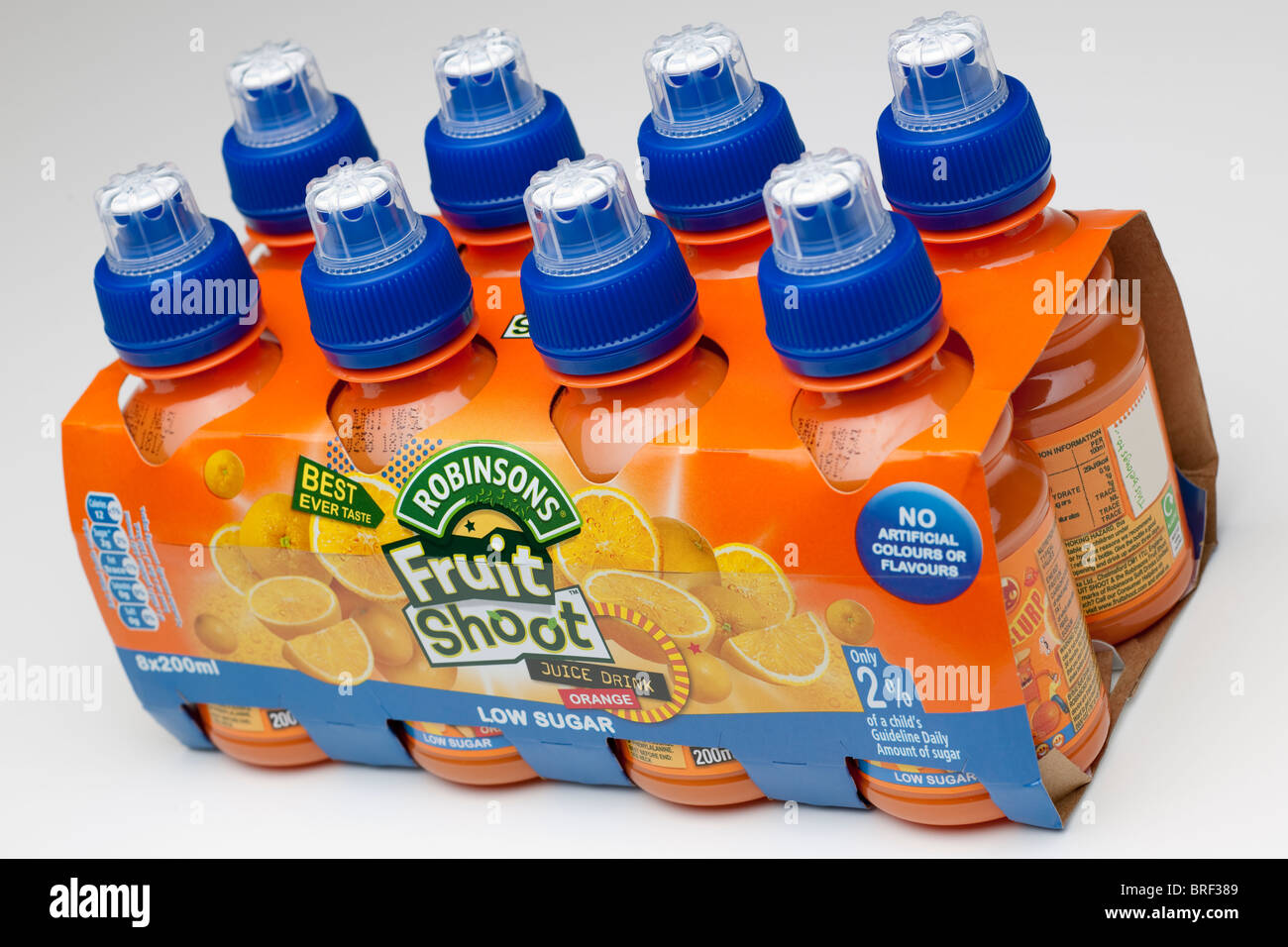 Packung mit 8 200 ml-Plastikflaschen von Robinsons zuckerarm orange schießen Fruchtsaftgetränk Stockfoto