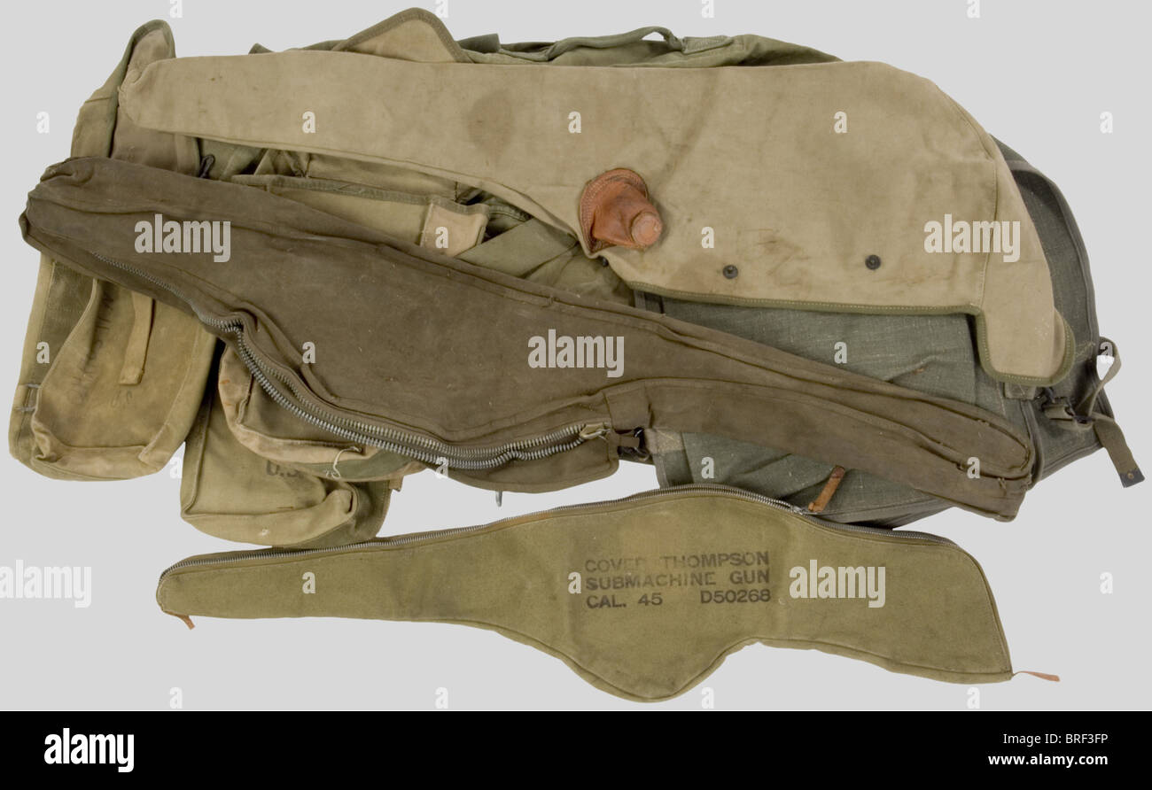 Etats Unis Deuxième Guerre Mondiale, Ensemble de divers équipements de l'US Army, comprenant deux sacs à paquetage en toile verte foncée, trois sacoches 'General Purpose' en toile verte avec leurs crochets, une chasuble en toile verte, deux ses en toile verte transportation, argement d'ement d'ement Une house de Thomson en toile verte, modèle à fermeture éclair, bien marquée 'Cover Thomson Machine Gun Cal 45', un Fragment de Container en toile verte renforçée pour parachutiste US., , Stockfoto