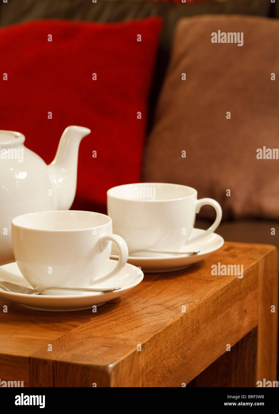 Teekanne und Tassen auf einem Tisch in einer gemütlichen Höhle Stockfoto