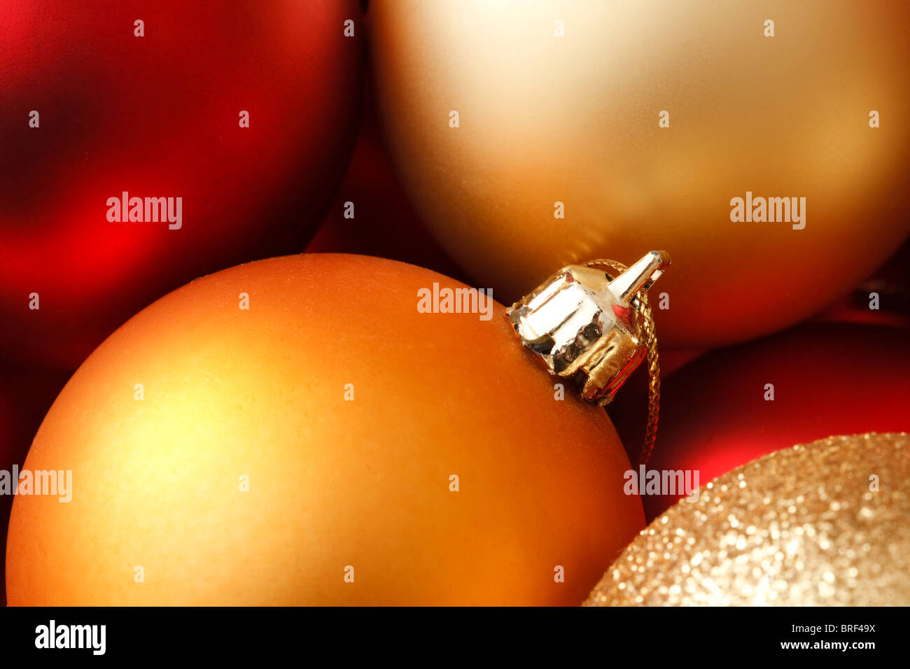 Nahaufnahme von Glas Weihnachtskugeln in rot und gold Stockfoto