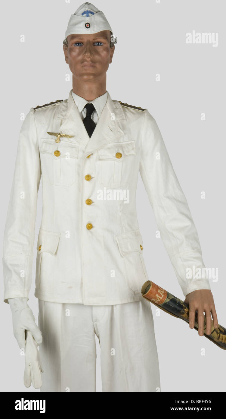 Kriegsmarine, Officier de marine en tenue d'été, sur Mannequin, comprenant calot blanc troupe avec aigle et cocarde tisée, veste blanche avec aigle de poitrine metallique, ses boutons et épaulettes, Pantalon blanc postérieur, chemise et cravate, chaulettes, blanches, Journal de la civécipes. Stockfoto