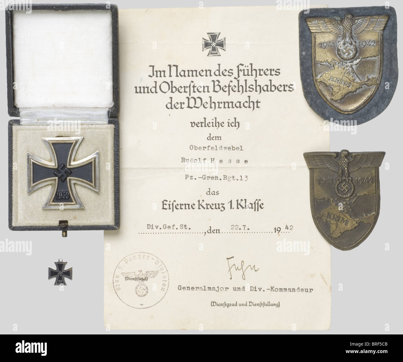 Wehrmacht, Croix de Fer de Première Classe, Fabrikation "L13", dans son étui avec sa miniature d'après-guerre. Diplôme de remise à un soldat du Panzer Grenadier-Regiment XIII Joint deux plaques de bras 'KRIM' dont une fixée sur tissu bleu Luftwaffe., , Stockfoto