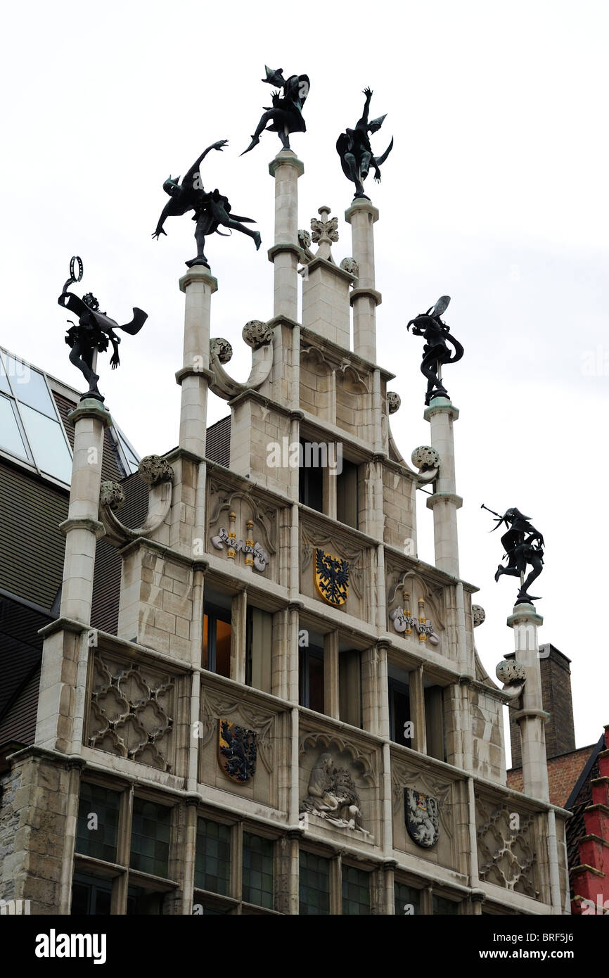 Sechs Tänzerinnen und Tänzer drehen im Wind auf der Maurer Guildhall in der historischen Innenstadt von Gent in Belgien Stockfoto