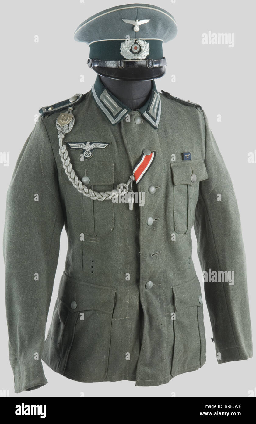 Wehrmacht, Ensemble de Sous-Officier de la Heer, comportant une Casquette  troupe en tissu feldgrau, bandeau vert, insignes métalliques, fause  jugulaire plate en cuir, liseré d'arme blanc. Une vareuse quatre poches de  Feldwebel