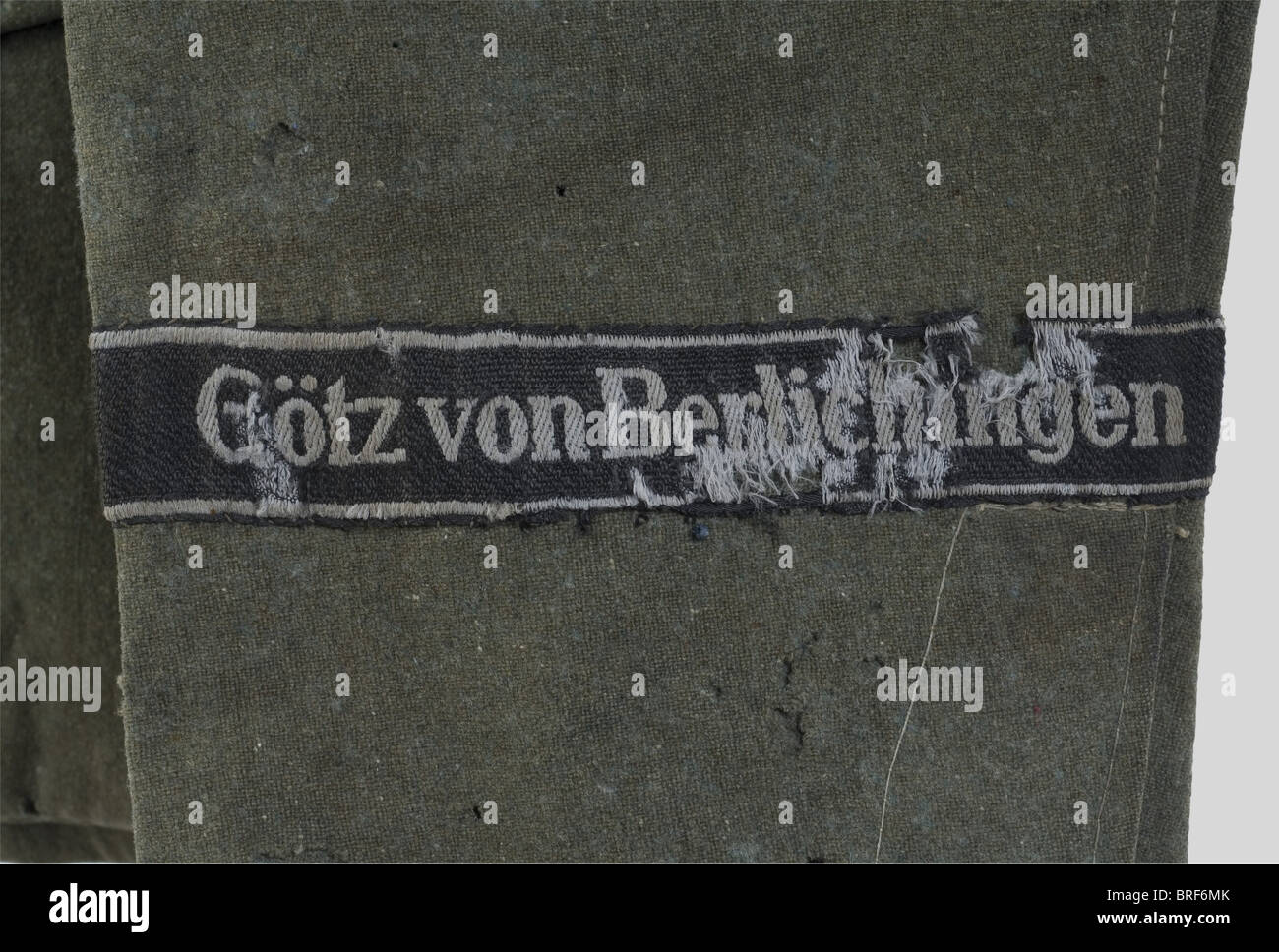 Schutzstaffel, Vareuse de STURMMANN de la Götz von Berlichingen, comportant ses coins de col, son chevron de bras de Grade et son aigle de bras. Pattes d'épaules absentes. Textilfeldgrau, intérieur en soie artificielle, pattes de col tissées Machine, chevron feldgrau, aigle et bande bras 'Bévo'. Nombreux Impacts de miles, de déchirures et Traces de sang au col. La bande bras est très abimée sur certaines endroits. Cette vareuse est l'une des seules connues qui soit, sans conteste, montée entièrement d'origine. Elle a été Récupérée dans une ferme en Norma, Stockfoto