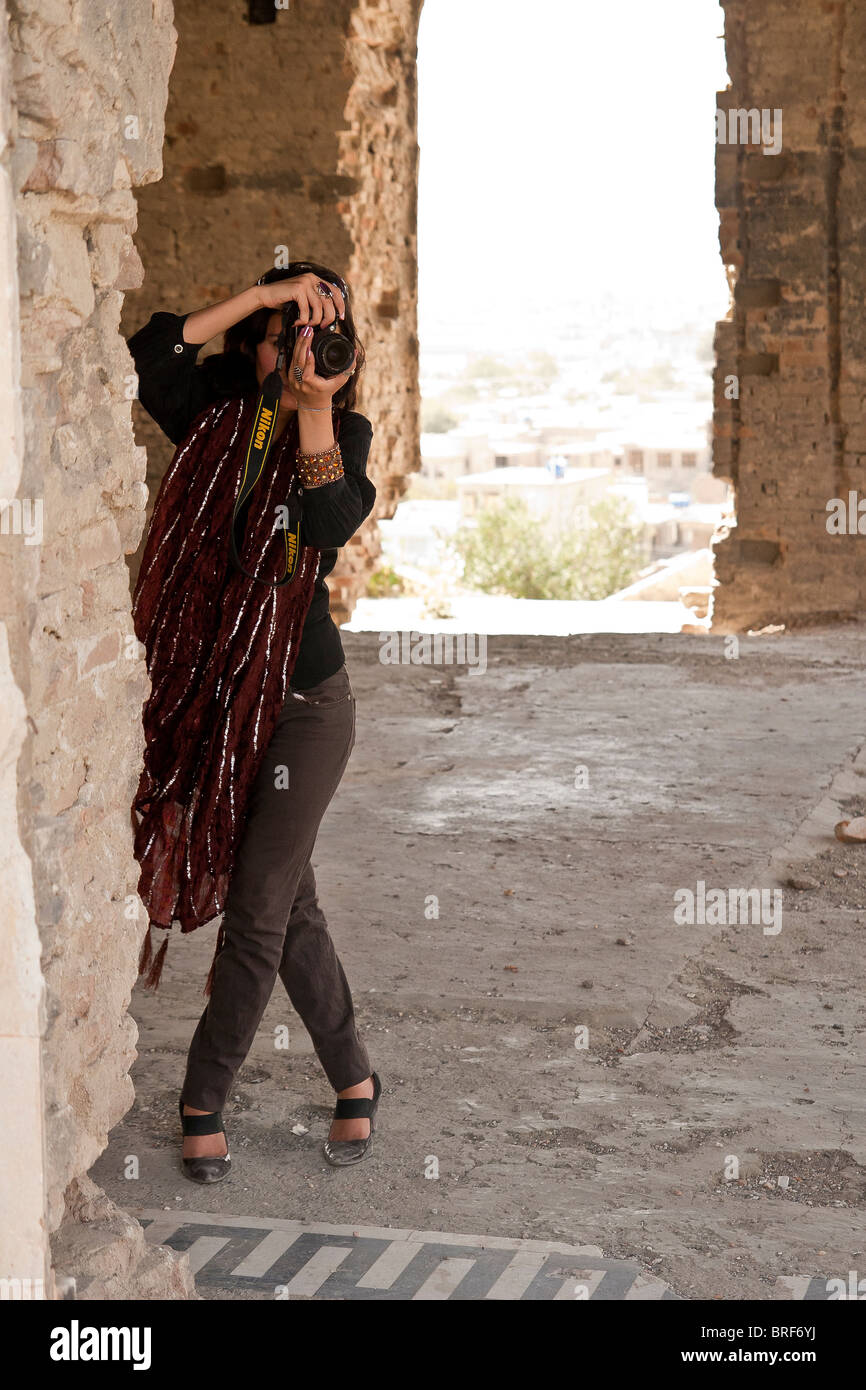 Junge afghanische Frau Fotografieren in Kabul Ruinen Stockfoto