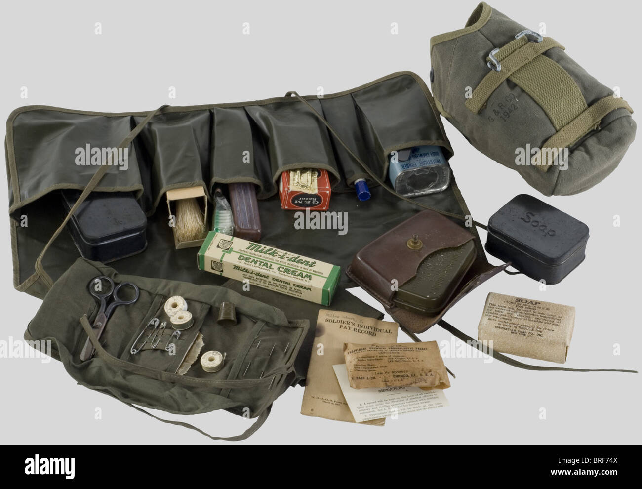 Etats Unis Deuxième Guerre Mondiale, Lot de divers matériels de l'US Army, comprenant une trousse de caoutchouc Réglementaire (préservatif, brosse à dents, blaireau, boîte de savon, après rasage, tube de crême), une boîte de dentifrice MILK, deux boîtes de savon savon savon (et carton, métroute, individuelle, individuelle, individuelle) Une boîte en métal pour Réchaud alcool, cuir de rangement pour ceinturon, trois flacons pour purification d'eau, trois billets monnaie US en France, un livret 'Soldierers Individuel Pay Record', une house en toile kaki pour bidon US., , Stockfoto