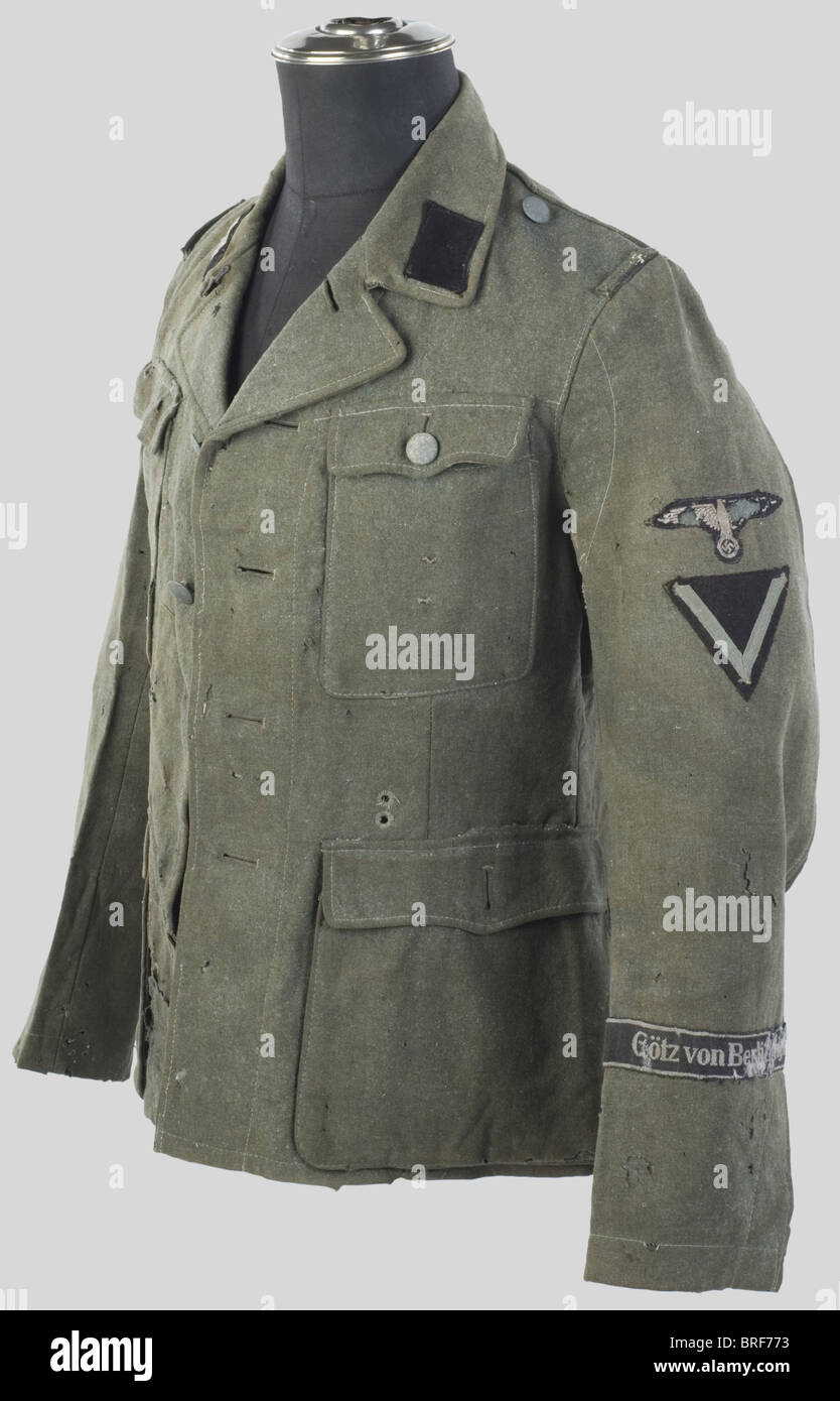 Schutzstaffel, Vareuse de STURMMANN de la Götz von Berlichingen, comportant ses coins de col, son chevron de bras de Grade et son aigle de bras. Pattes d'épaules absentes. Textilfeldgrau, intérieur en soie artificielle, pattes de col tissées Machine, chevron feldgrau, aigle et bande bras 'Bévo'. Nombreux Impacts de miles, de déchirures et Traces de sang au col. La bande bras est très abimée sur certaines endroits. Cette vareuse est l'une des seules connues qui soit, sans conteste, montée entièrement d'origine. Elle a été Récupérée dans une ferme en Norma, Stockfoto