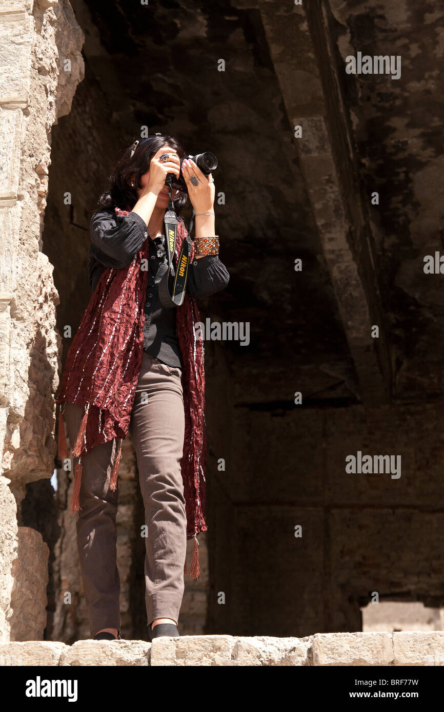 Junge afghanische Frau Fotografieren in Kabul Ruinen Stockfoto