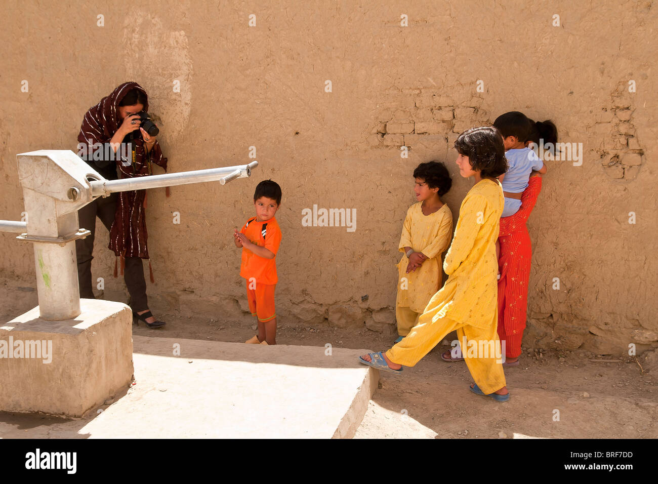 Junge afghanische Frau Photographieren von Waisenkindern in Kabul-Afghanistan Stockfoto