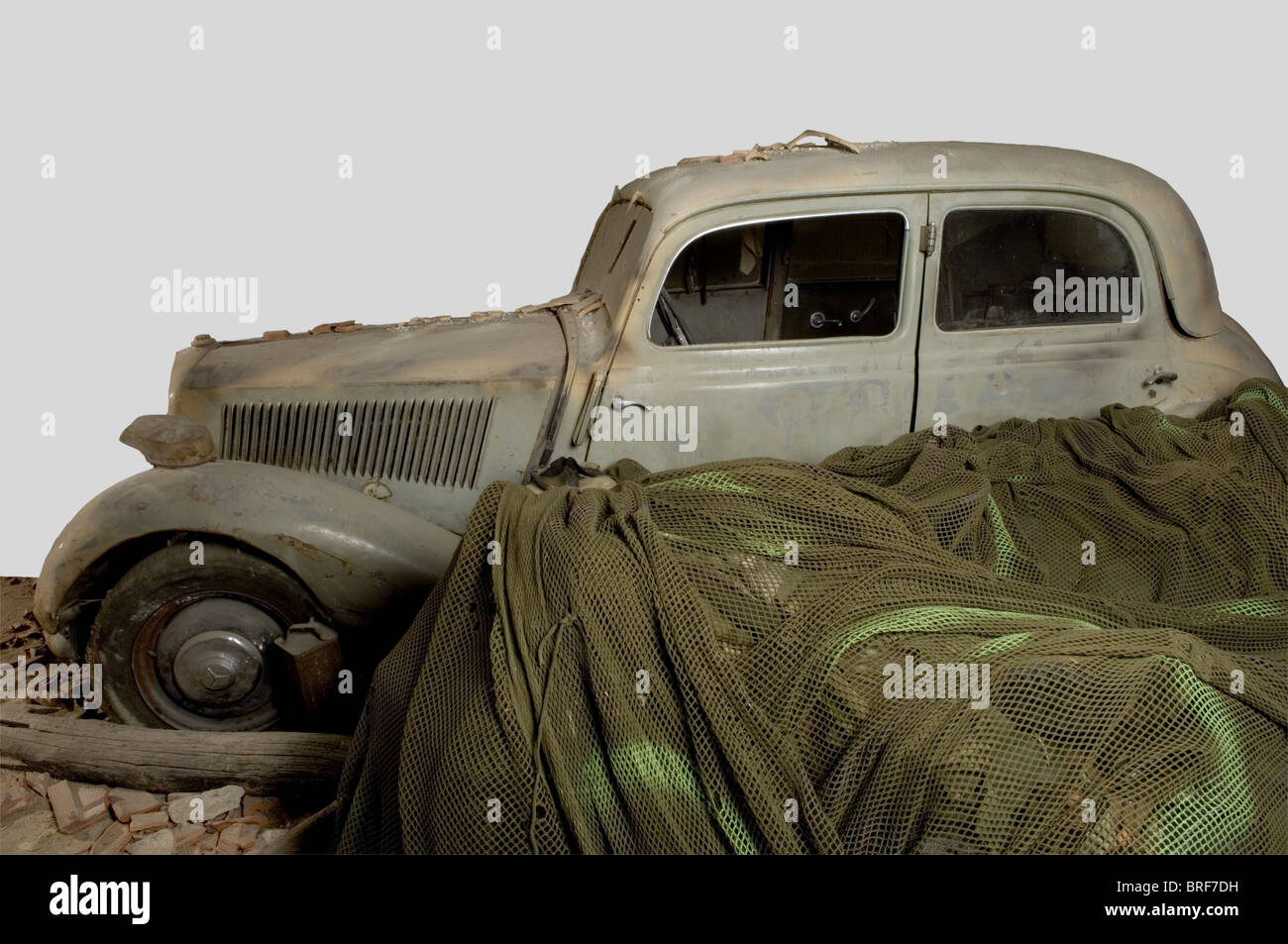 Véhicules Militaires, Mercédès 170 Diesel., Apparue après-guerre, la Mercédès 170 fut étudié dès avant le début de la seconde guerre mondiale. SA production se fit avec des moyens dérisoires en 1946 et 214 modèles sortirent des usines cette année-là. La Version Diesel Apparue en 1949, kelle-ci étant une Extrapolation de la 260D de 1935. Véhicule avec sa mécanique à Restaurant entièrement. Voiture assez rare dans sa Version Diesel. arrière manquante. Véhicule non identifié. Pas de carte grise., , Stockfoto