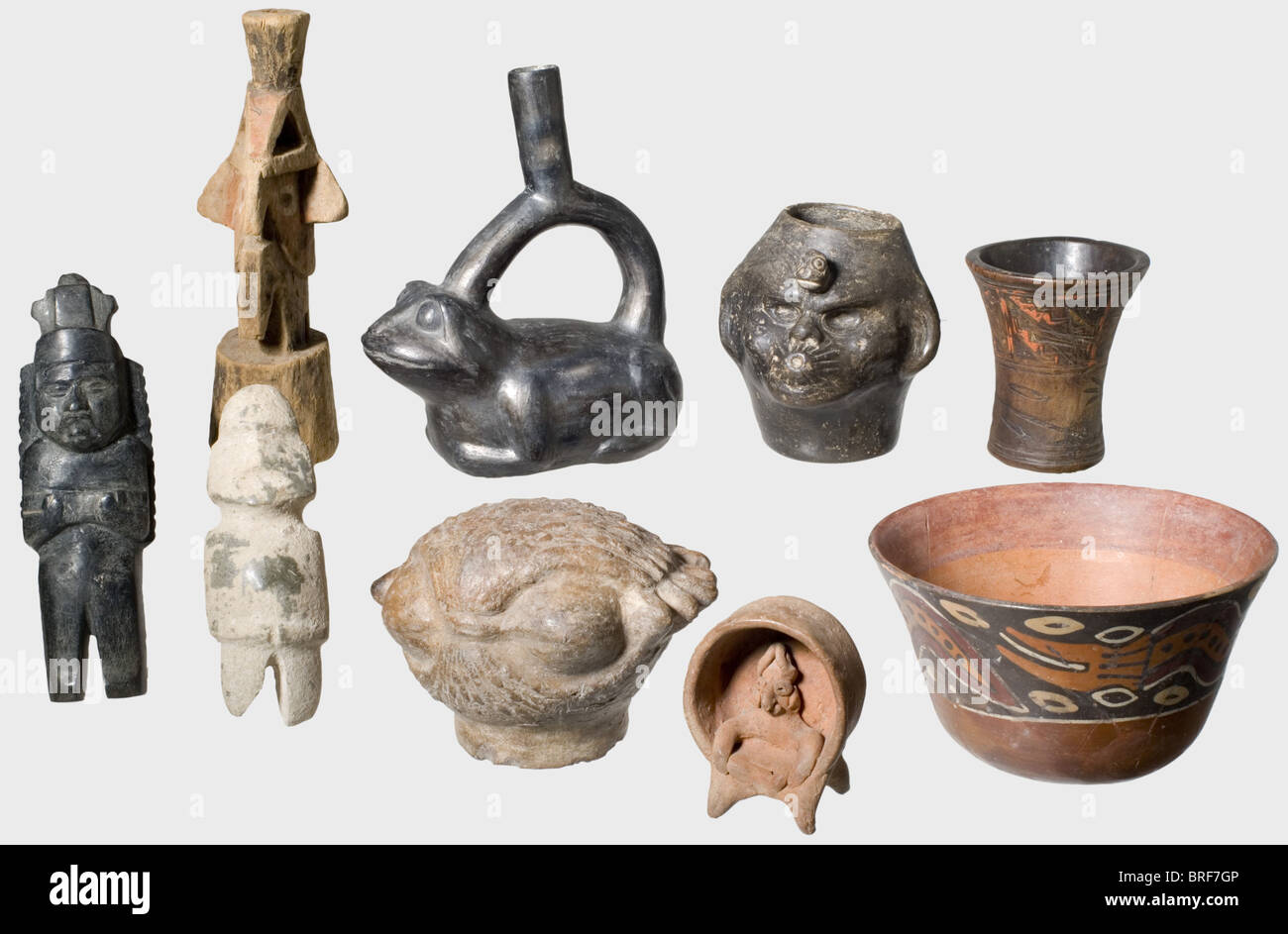 Eine Sammlung mittelamerikanischer Figuren und Töpfe, ca. 400 v. Chr. - 450 n.Chr. Zwei Steinidole der Mezcala-Kultur, Westmexiko, ca. 400 v. Chr. - 250 n.Chr. Jade bzw. polierter graugrüner Stein, Höhen 20,5 und 16 cm. Eine rötliche Keramik Ahnenfigur, Colima(?) Ca. 200 - 300 A.D., Höhe 9,5 cm. Eine schwärzliche Trinkschale aus Keramik und ein rotbrauner Manteltopf aus Keramik der Moche Culture, Ca. 300 - 450 A.D., geformt als Affenkopf und Spondylus Schale, Höhe 12 und 11,5 cm. Eine rötliche (restaurierte) Keramikschale aus der Nazca-Kultur Ca, Stockfoto