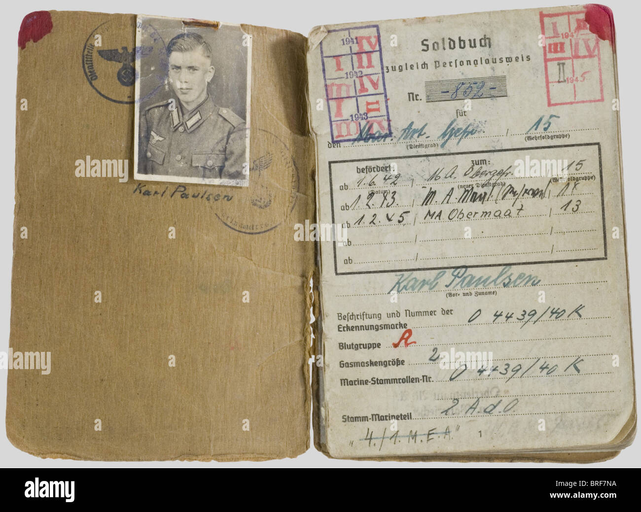 Kriegsmarine, Soldbuch d'Obermaat de la Kriegsmarine en poste dans la Poche de Royan, Formation de l'Artillerie côtière à Saint-Palais, Saint-Georges de Didonne, Royan, titulaire de la croix de fer de deuxième classe. très nombreuses entrées. Seltenes Souvenir de l'Occupation de Royan par la Kriegsmarine., , Stockfoto