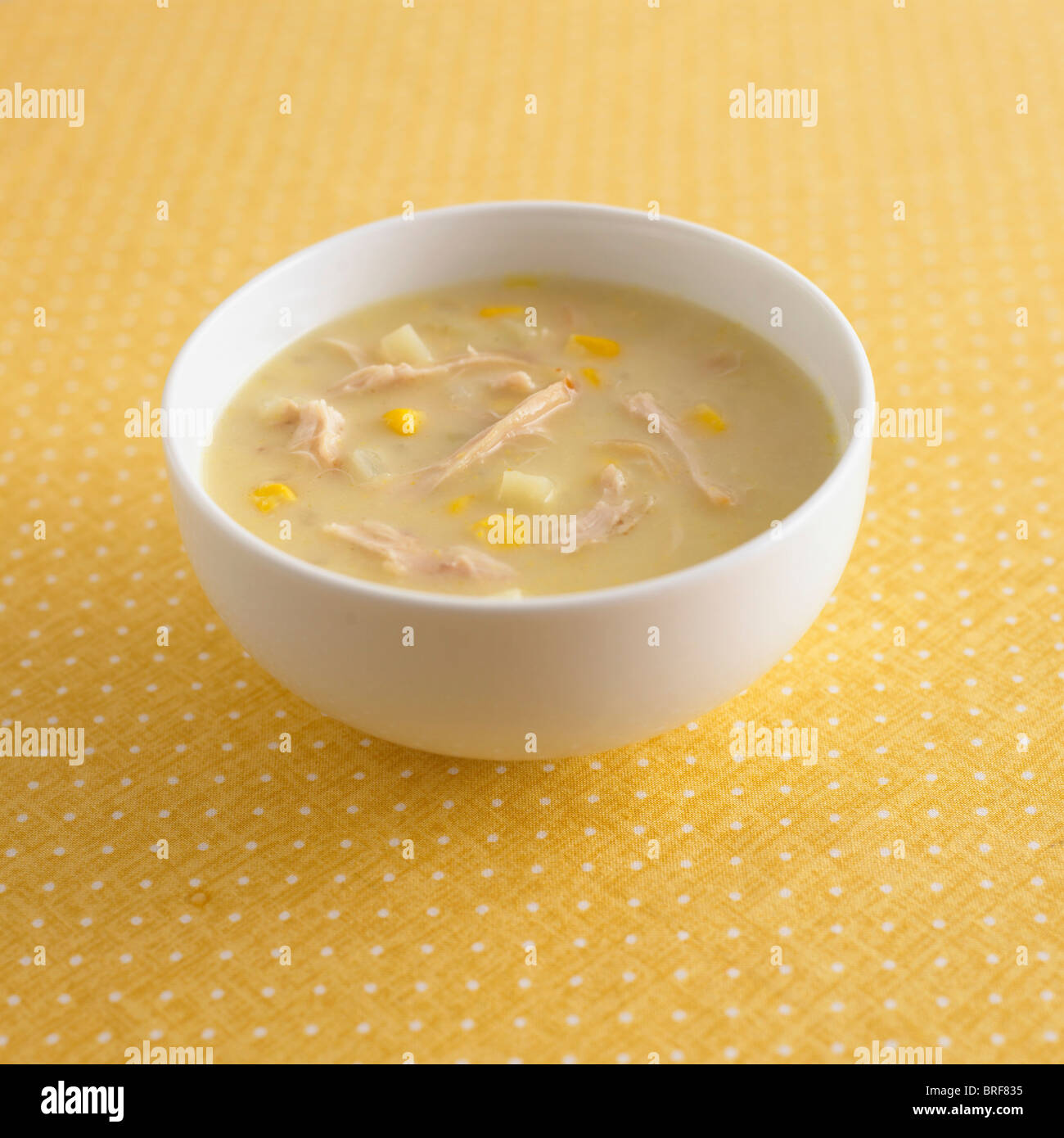 Schüssel mit Huhn und Mais Suppe Stockfoto
