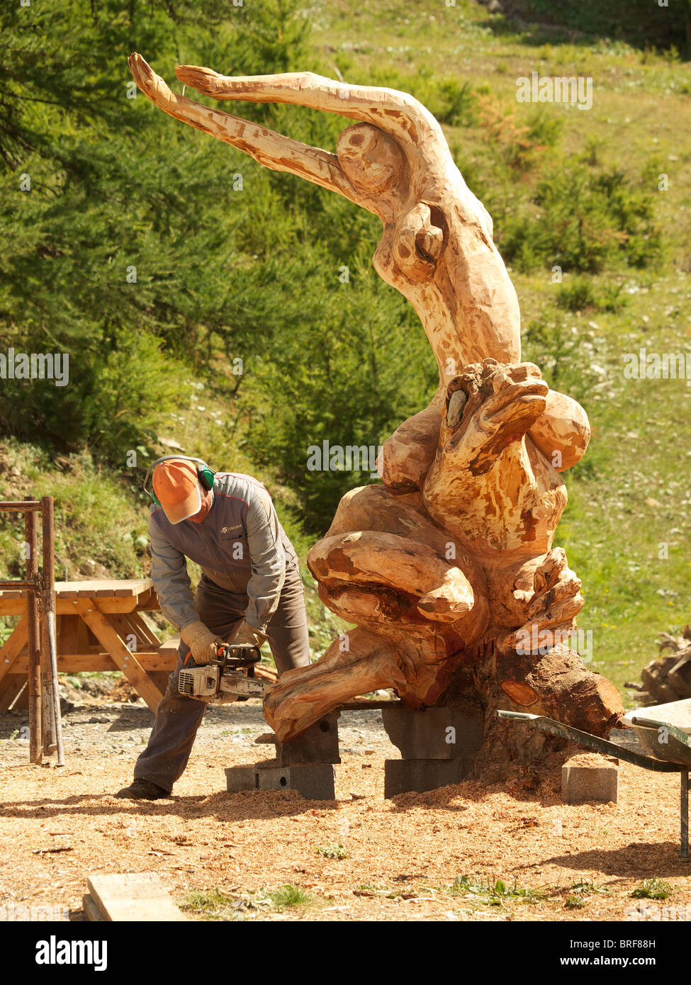 Künstler Bildhauer schaffen eine hölzerne Skulptur mit einer Kettensäge in Les Orres, Hautes Alpes, Frankreich Stockfoto