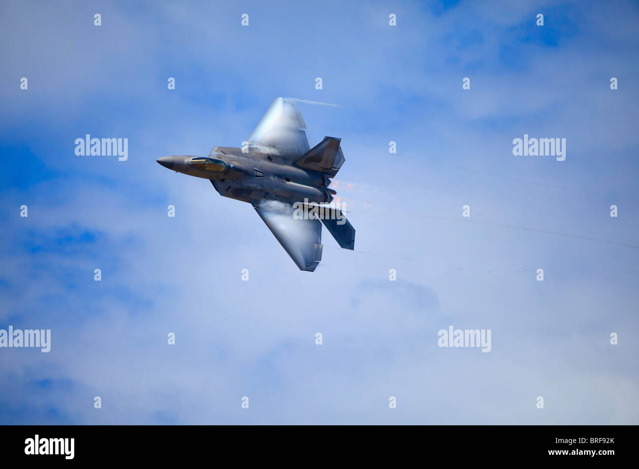 Eine f-22 Raptor der US Air Force demonstriert seine Fähigkeiten bei der Kaneohe Bay Airshow in Hawaii Stockfoto