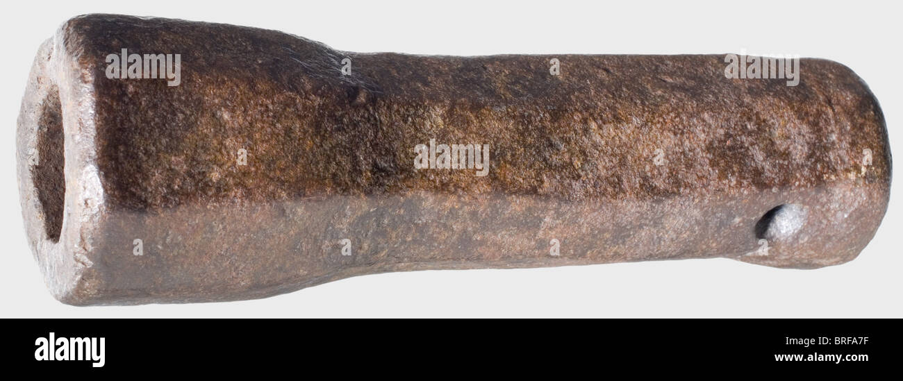 Eine seltene deutsche Handkanone, Anfang des 15. Jahrhunderts. Geschmiedeter achteckiger Zylinder aus Eisen im Kaliber 28 mm mit verstärkter Schnauze, leicht abgerundetem Kascabel, konischem Touchhole. Oberfläche patiniert und etwas korrodiert. Länge 20 cm. Eine sehr ähnliche Handkanone mit ursprünglicher Befestigung zeigt Jan Durdik, alte Handfeuerwaffen, Prag 1977, Abb. 3. Historisch, historisch, 15. Jahrhundert, Schulterbewaffnung, Waffen, Waffen, Waffe, Arm, Militär, Militaria, Feuerwaffe, Feuerwaffe, Waffe, Feuerwaffen, Schusswaffen, Waffen, Waffen, Waffen, Waffen, Objekte, Clipping, Clipping, Clippings, Cut Out, Cut Out Stockfoto