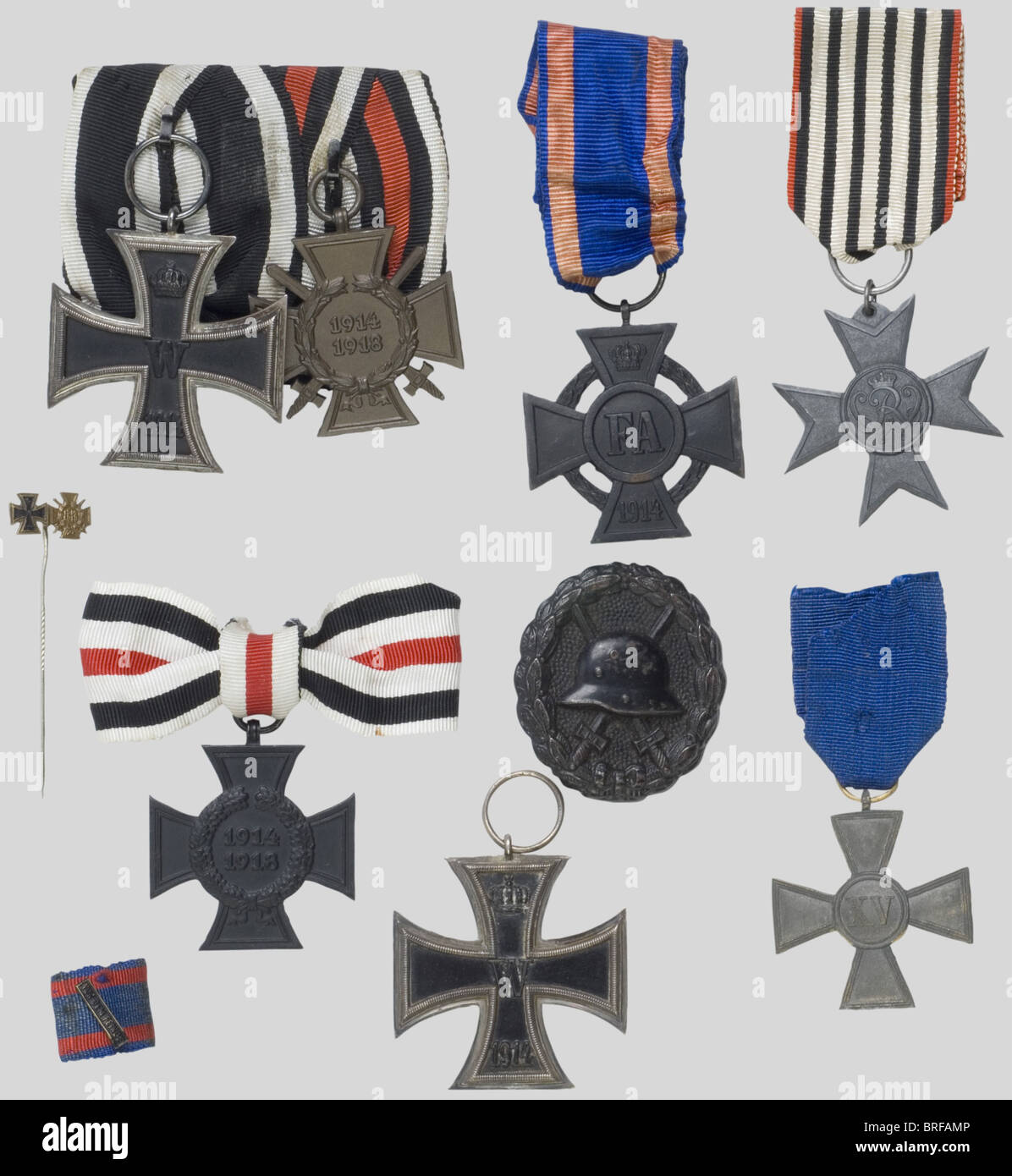 Acht Deutsche Dekorationen Zwei Eisenkreuze Zweiter Klasse Ein Schwarzes Wundabzeichen Ein Kriegsverdienstkreuz Usw Historisch Historisch 1930er 1930er 1930er Jahre 20 Jahrhundert Wehrmacht Streitkrafte Armee Ns Nationalsozialismus