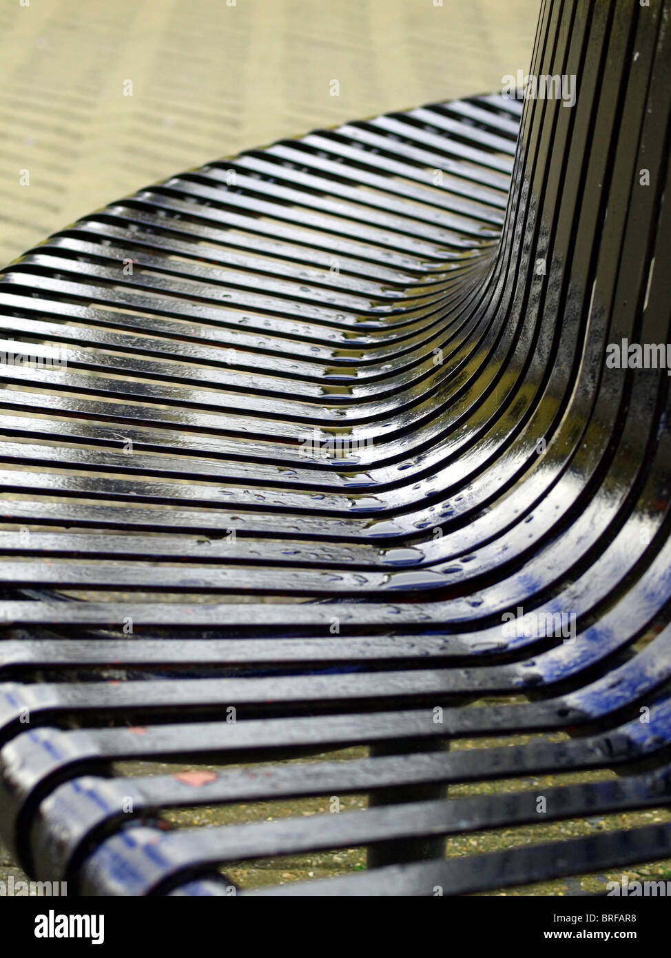 Eine schön gestaltete Stahl Sitz, nach dem Regen auf der Promenade am Bridlington, North Yorkshire. Stockfoto