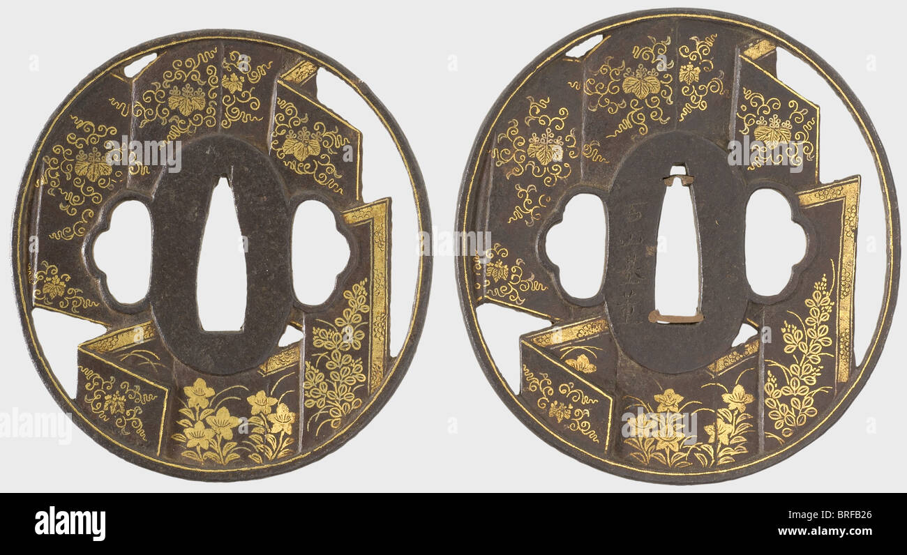 Ein Paar passender eiserner Tsuba für einen Daisho, Japan, ca. 1750 in Nademaru-gata-form, fein eingraviert in dreidimensionalen Sukashi, beidseitig faltbare Leinwände und Blattwerk in goldenem Nunome-zogan abgebildet. Hitsu-ana für Kogai und Kozuka. Beide Tsuba unterzeichneten "Ishiyama Mototada". Höhe 80 mm bzw. 76 mm. Historisch, historisch, 18. Jahrhundert, japanisch, asiatisch, Asien, Fernost, Objekt, Objekte, Stills, Clipping, Clippings, Cut Out, Cut-out, Cut-outs, bildende Kunst, Kunst, Kunstobjekt, Kunstgegenstände, kunstvoll, kostbar, Sammlerstück, Sammlerstück, Sammlerstück, Collectibles, Collect, Collect, Collect, Stockfoto