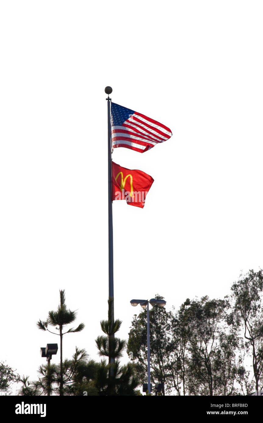 Amerikanische Flagge und McDonalds Flagge als Symbol der Junk-food Stockfoto